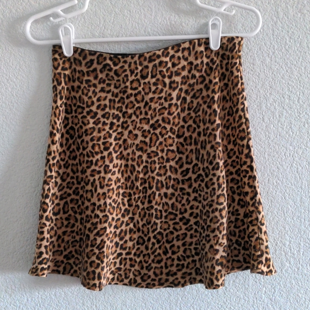 ☀️2/$10 Sale - Urban Daisy Leopard silk print mini skirt